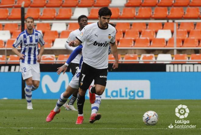 Gonçalo Guedes conduce la pelota durante el Valencia-Alavés (Foto: LaLiga).