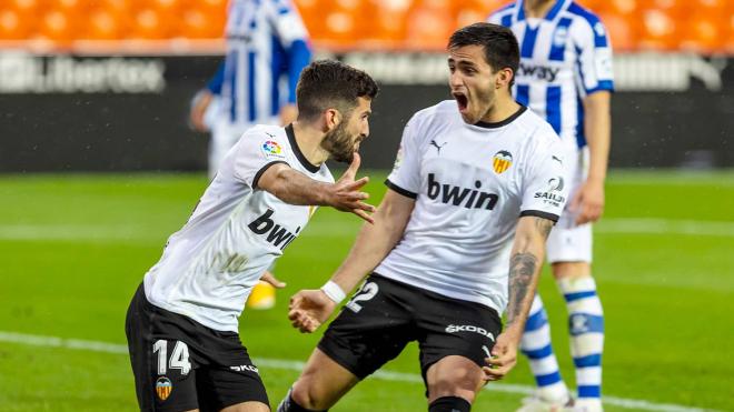 Gayà y Maxi celebran el gol ante el Alavés (Foto: Valencia CF)