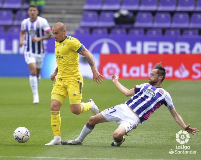 Jorge Pombo se lleva el balón ante la presión de Míchel (Foto: LaLiga).