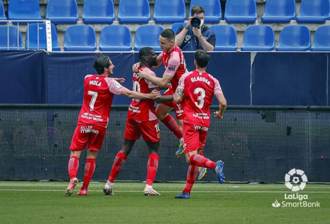 Varios jugadores del Fuenlabrada celebran el gol de Nteka (Fotos: LaLiga).