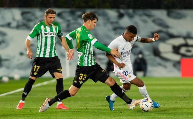 Miranda pugna con Rodrygo en el Real Madrid - Real Betis (Foto: Cordon Press).