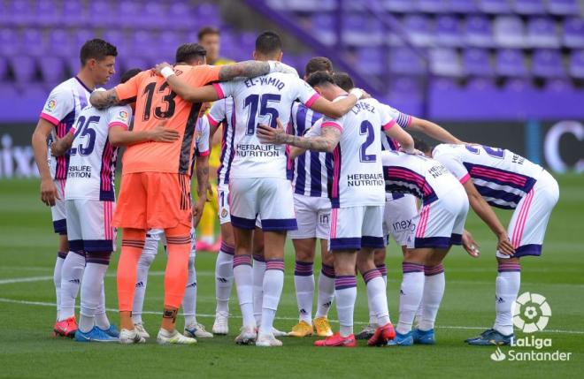 Los jugadores del Real Valladolid, antes del duelo ante el Cádiz CF (Foto: LaLiga).