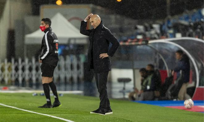 Zidane, bajo la lluvia de Valdebebas (Foto: Cordon Press).