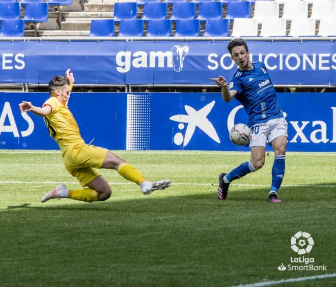 Borja Sánchez tras centrar al área en el Oviedo-Girona (Foto: LaLiga).