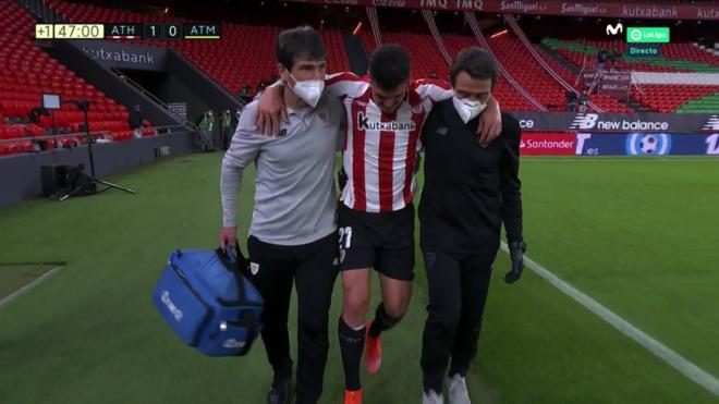 Un doliente Ander Capa abandonaba el Athletic-Atlético de Madrid gravemente lesionado en San Mamés.