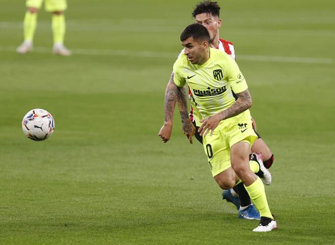 Correa busca un balón (Foto: Atlético de Madrid)-