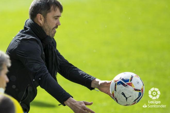 Coudet agarra un balón en el Celta-Osasuna (Foto: LaLiga).
