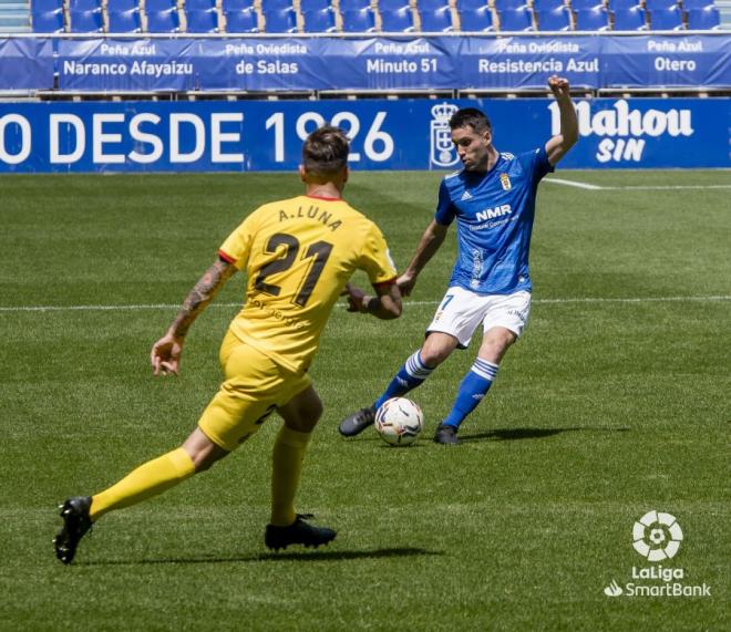 Diegui Johannesson golpea el balón ante Luna en el Oviedo-Girona (Foto: LaLiga).