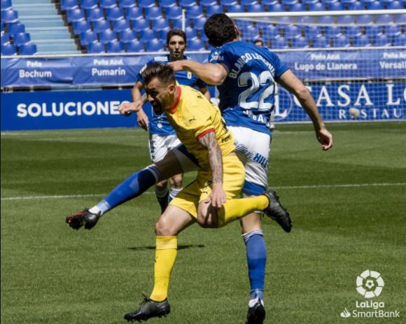 Luna derriba a Blanco Leschuk (Foto: LaLiga).