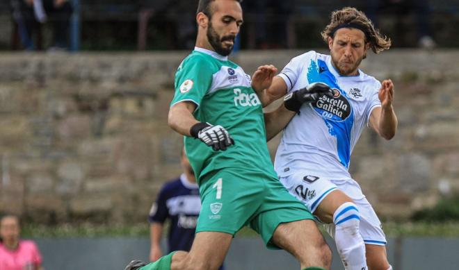 Keko Gontán intenta robar un balón en el Marino-Dépor (Foto: RCD).