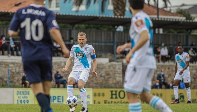 Bergantiños conduce un balón en el Marino-Dépor (Foto: RCD).