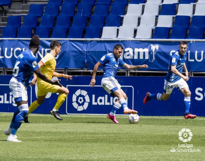 Nahuel controla el esférico ante el Girona (Foto: LaLiga).