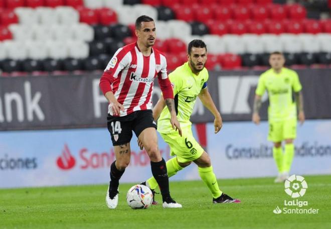 Dani García conduce el balón ante la mirada de Koke.