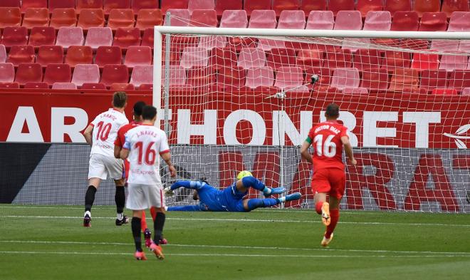 Rakitic marca de penalti el 1-0 ante el Granada (Foto: Kiko Hurtado).