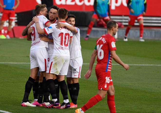 Los jugadores del Sevilla celebran el gol de Ocampos. (Foto: Kiko Hurtado).