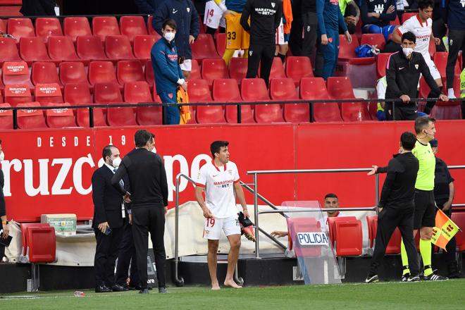 Acuña, sin botas ni medias, en el descuento del partido entre el Sevilla FC y el Granada (Foto: Kiko Hurtado)