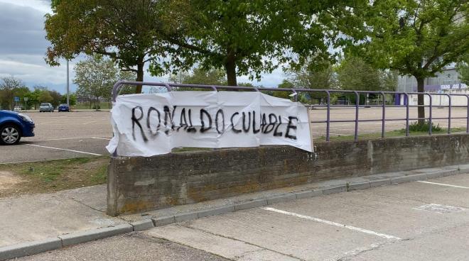 Pancarta de protesta contra Ronaldo en los aledaños del Estadio José Zorrilla (Foto: ElDesmarque Valladolid).