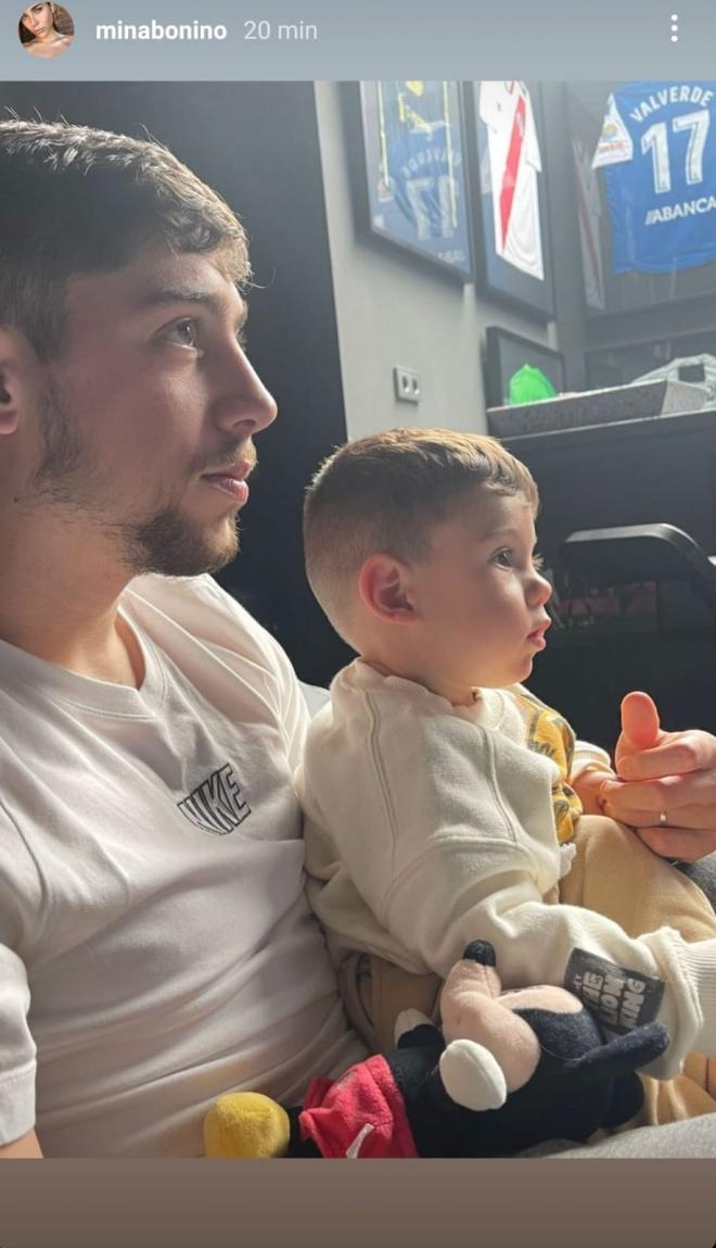 Fede Valverde, junto a su hijo, y la camiseta del Dépor al fondo (Foto: @minabonino).