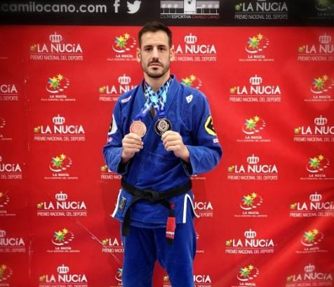 Alberto González posa con sus medallas.