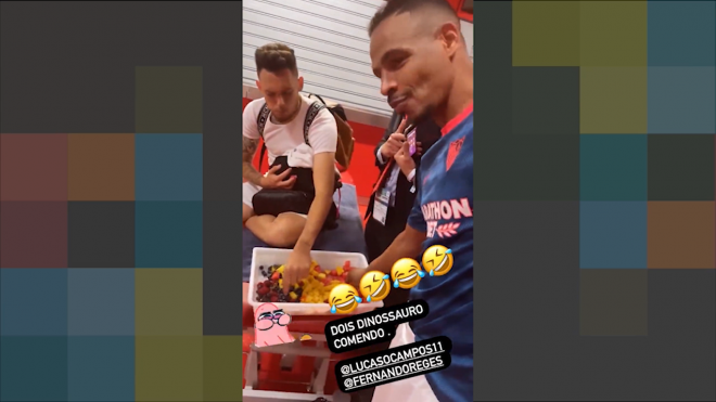 Diego Carlos graba a Fernando y Ocampos comiendo tras el partido ante el Granada.