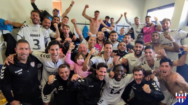 El Vélez, celebrando el ascenso en el vestuario (Foto: Vélez CF).