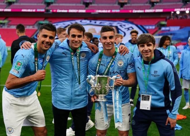 Ferran Torres posa con la Carabao Cup