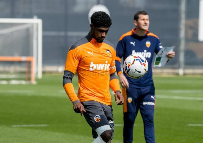 Carlos Soler se quedó en el gimnasio, pero Thierry Correia sí participó en la sesión de entrenamiento (Foto: Valencia CF)