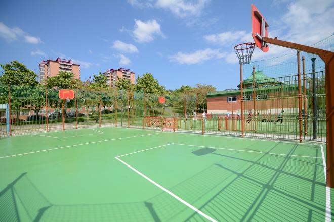 La nueva cancha de baloncesto del Parque Europa de Bilbao.