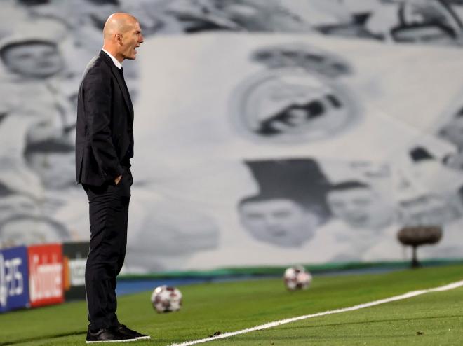 Zinedine Zidane da instrucciones durante el Real Madrid-Chelsea (Foto: EFE).