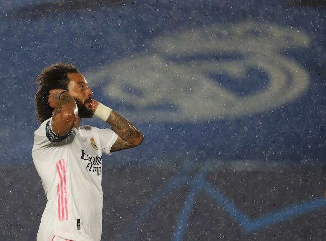 Marcelo se lamenta durante el Real Madrid-Chelsea (Foto: EFE).