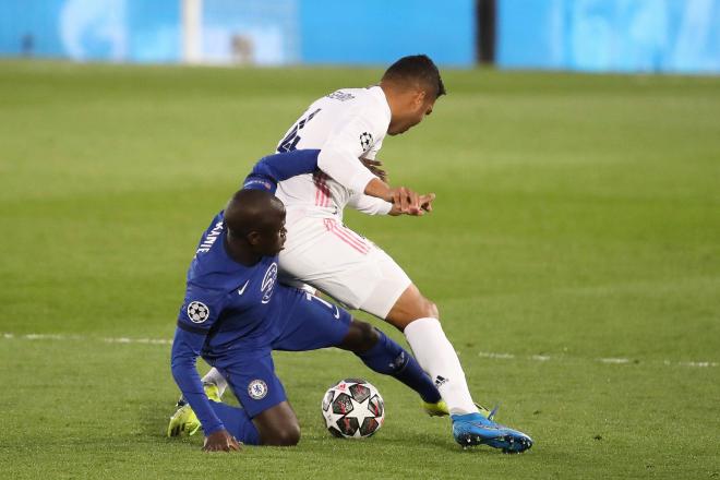 Casemiro y Kanté pelean por el balón en el Real Madrid-Chelsea (Foto: Cordon Press).