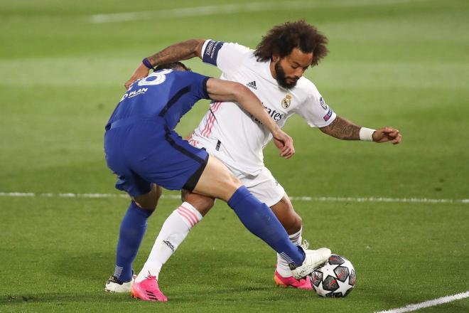 Marcelo protege el balón en el Real Madrid-Chelsea (Foto: Cordon Press).