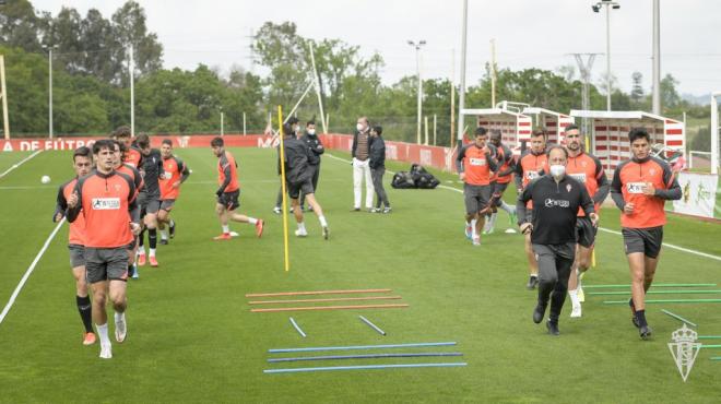 Jugadores del Sporting realizan carrera continua en un entrenamiento: (Foto: RSG)