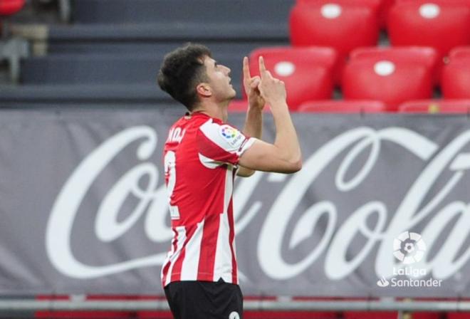 Jon Morcillo señala al cielo de San Mamés para celebrar su primer gol en LaLiga Santander.