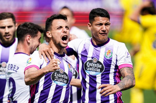 Óscar Plano y Marcos André, tras el gol anotado al Cádiz CF (Foto: Real Valladolid).