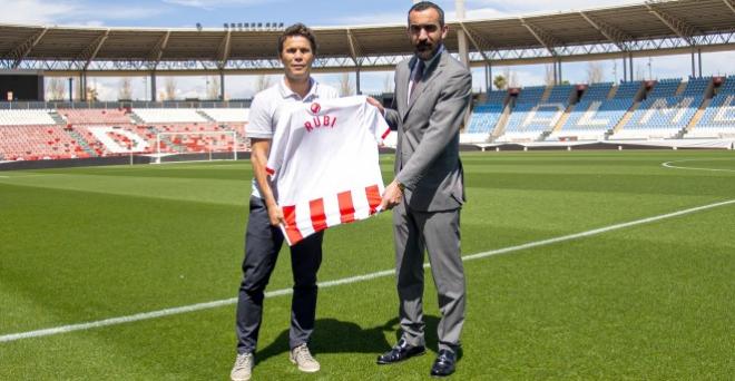 Rubi posa como nuevo técnico del Almería (foto: UD Almería).