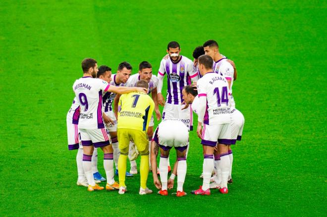 Piña del Real Valladolid durante el partido ante el Athletic (Foto: Real Valladolid).