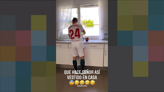 El Papu Gómez, vestido de futbolista en su cocina.