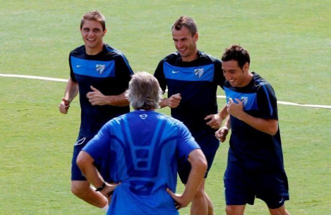 Cazorla, Duda y Joaquín, con Pellegrini de espaldas (Foto: Málaga CF).
