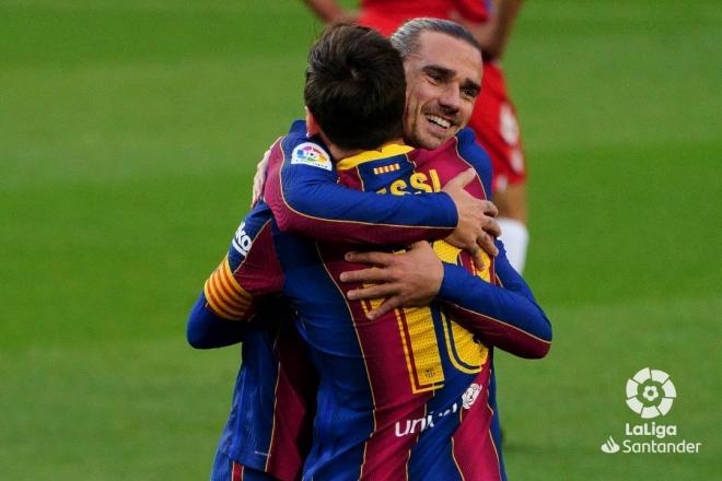 Griezmann y Messi se abrazan: ¿seguirán siendo la pareja de gol del Barça de Laporta? (Foto: LaLiga).