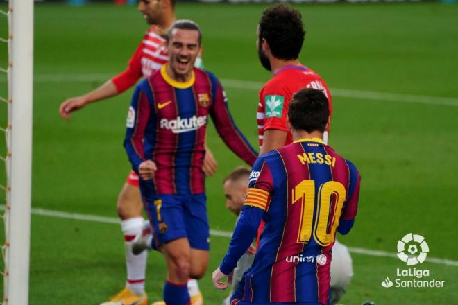 Griezmann busca a Messi en el 1-0 del Granada (Foto: LaLiga).