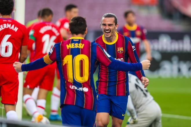 Griezmann y Messi celebran el 1-0 al Granada (Foto: FC Barcelona).