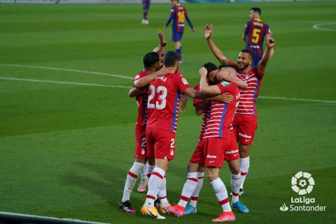 Los jugadores del Granada celebran su gol al Barcelona (Foto: LaLiga).