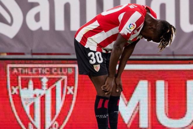 Nico Williams fatigado en el debut contra el Valladolid en San Mamés (Foto: Athletic Club).