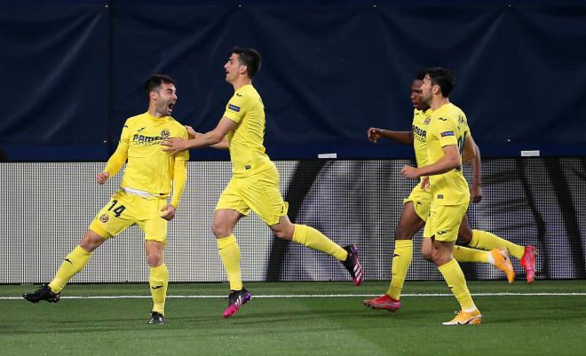 Manu Trigueros pelean por un balón en el Villarreal-Arsenal (Foto: Cordon Press).