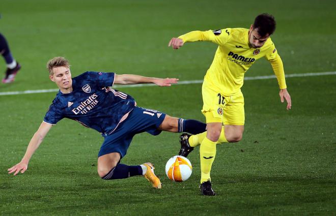 Odegaard y Trigueros pelean por un balón en el Villarreal-Arsenal (Foto: Cordon Press).