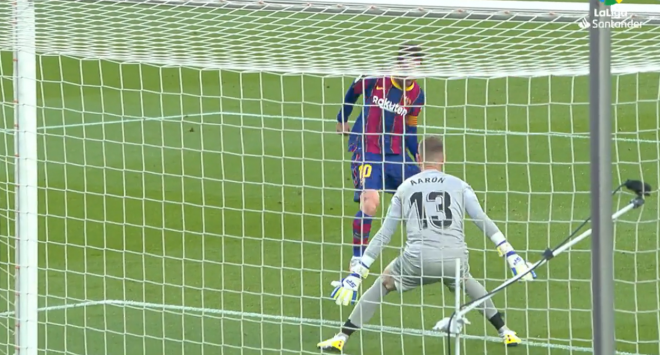 Imagen del momento que Messi chuta delante de Aarón.