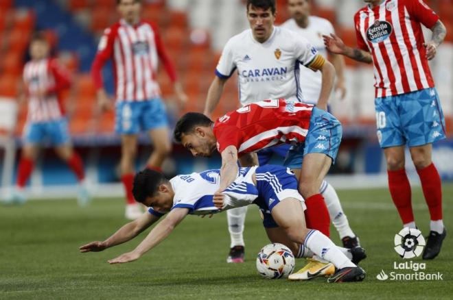 Bermejo protege el balón durante el Lugo-Real Zaragoza (foto: LaLiga).