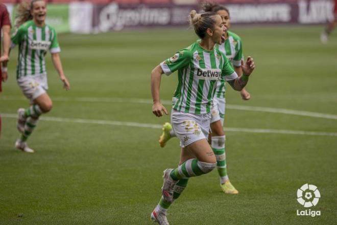 Ángela Sosa celebra con sus compañeras el gol.