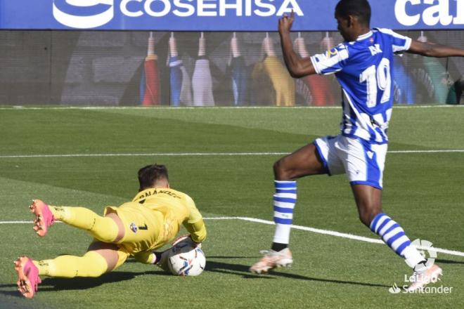 Álvaro Fernández atrapa el balón ante Isak durante el Huesca-Real Sociedad (Foto: LaLiga).